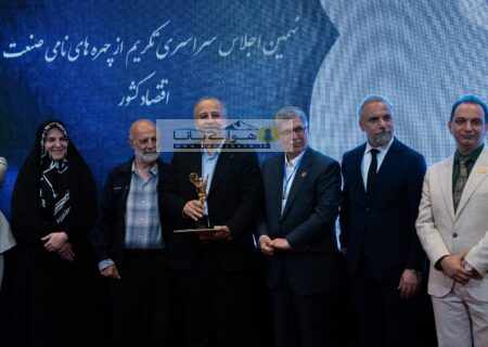 مدیرعامل پتروشیمی فن‌آوران ماهشهر تندیس زرین چهره‌های نامی صنعت و اقتصاد کشور را دریافت کرد